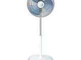 un ventilateur blanc posé sur un pied métallique