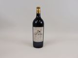 une bouteille de vin posée sur une table