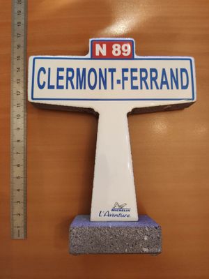 un gros plan d'un panneau de signalisation avec une règle posée devant