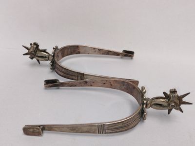 Paire d'ÉPERONS de type dit de "Louis XIV".