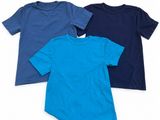 trois t-shirts de couleurs différentes sur fond blanc