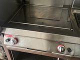 une plaque de cuisson en acier inoxydable équipée de deux feux