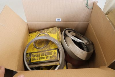 une boîte en carton remplie d'objets divers et une main tenant un téléphone