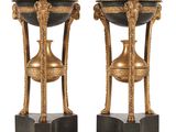 paire d'urnes anciennes en laiton et marbre noir, sur socles