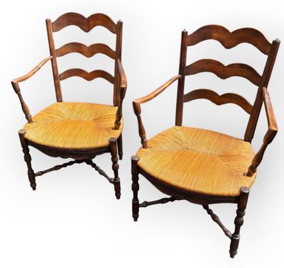 une paire de chaises anciennes à dossier en échelle