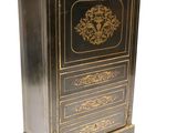 une commode noire et dorée, avec des tiroirs et une porte