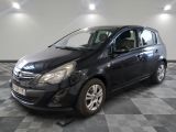 la photo d'une voiture noire garée dans un garage