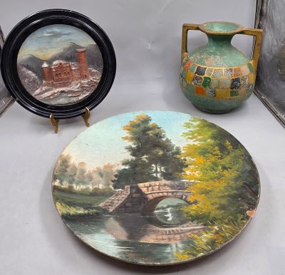 une assiette sur laquelle sont représentés un pont et un vase