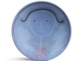 une assiette bleue sur laquelle est dessinée une petite fille