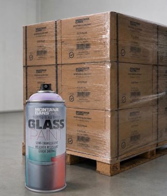 un pot de peinture pour verre à côté d'une palette de cartons