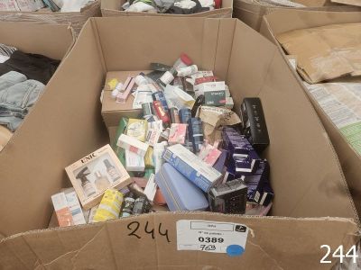 une boîte en carton remplie d'objets hétéroclites dans une pièce