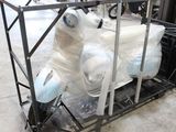 une grande cage métallique contenant une moto