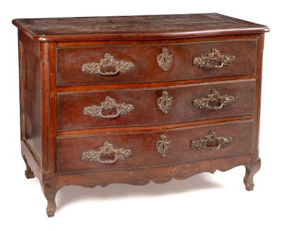 une petite commode qui comporte de nombreux tiroirs
