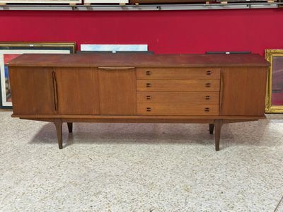 une photo d'un buffet de style « mid-century » dans une pièce