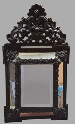 un miroir accroché au mur devant un miroir