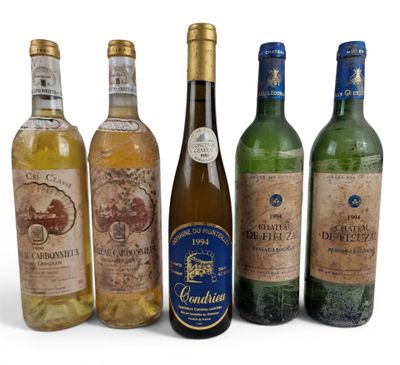 six bouteilles de vin sont alignées sur une surface blanche