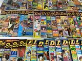 une pile de magazines empilés les uns sur les autres sur une table