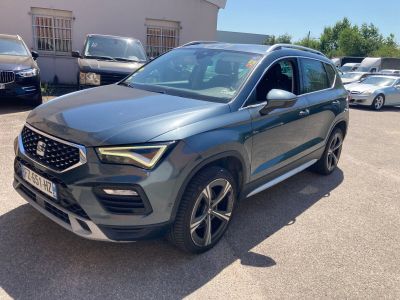 un SUV gris garé sur un parking à côté d'un immeuble
