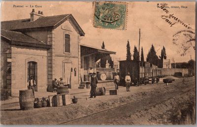 une vieille carte postale représentant une gare avec des gens sur le quai