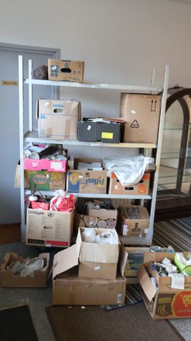 Important lot de brocantes, grès, vinyles 45 tours, suspensions, ...
