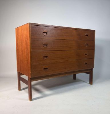 une image représentant une commode en bois avec quatre tiroirs et quatre tiroirs