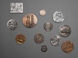 un lot de pièces de monnaie posées sur une table