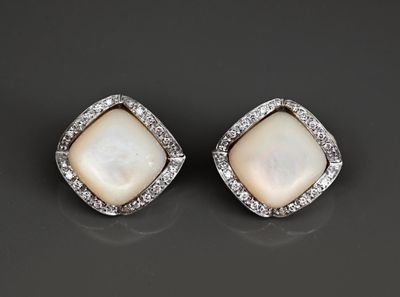 une paire de boucles d'oreilles en nacre et diamants
