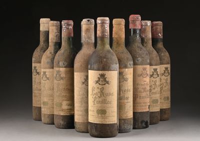 six bouteilles de vin sont alignées sur une table