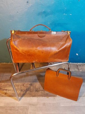 Porte bagage d'hôtel en métal tubulaire chromé formant structure ajour - Photo 1