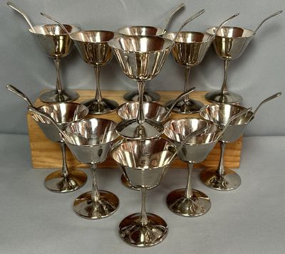 six verres à vin en argent contenant chacun une cuillère