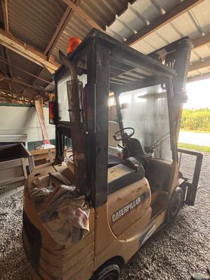 un chariot élévateur à fourche garé dans un garage