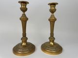 paire de chandeliers anciens en laiton sur fond blanc