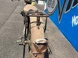 un vélo équipé d'un sac à l'arrière
