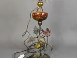 une image représentant une lampe sur laquelle est posé un oiseau