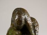 sculpture en bronze représentant un homme tenant sa tête entre ses mains
