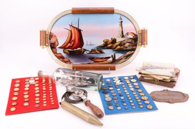une photo d'une valise remplie d'objets