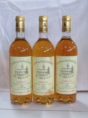 trois bouteilles de vin posées sur une table l'une à côté de l'autre