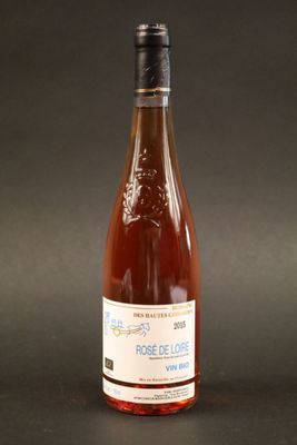 une bouteille de vin posée sur une table
