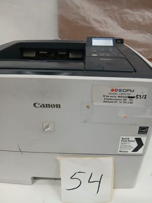 une imprimante Canon posée sur une table, avec une étiquette de prix dessus