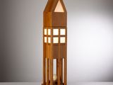 une image représentant une lampe en bois avec une lumière à l'intérieur