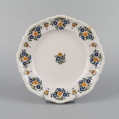 vue du dessous d'une assiette dont le bord est orné d'un motif floral