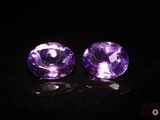 deux améthystes violettes posées sur une surface noire