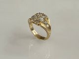 l'image d'une bague en or ornée de diamants