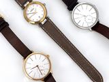 trois types de montres différents sur un fond blanc