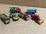 beaucoup de petits camions jouets posés sur la table