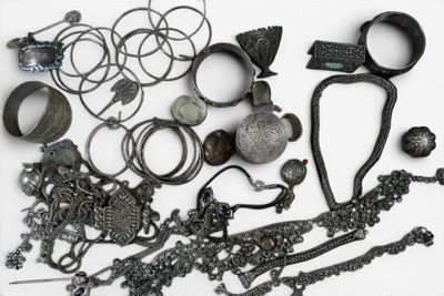 beaucoup de bijoux en argent sur une surface blanche
