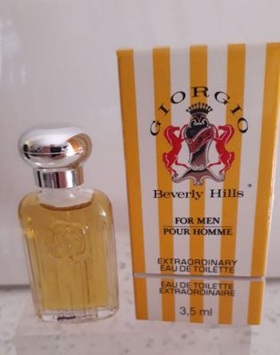 une photo d'un flacon de parfum posé sur un comptoir