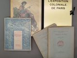plusieurs livres sont posés sur une table les uns à côté des autres