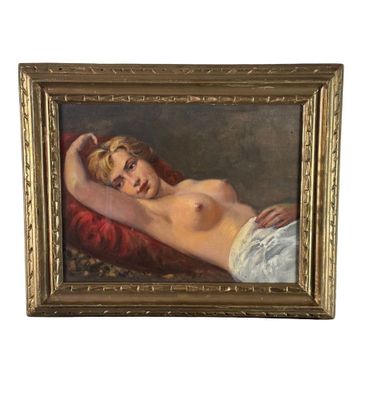 une image représentant un tableau où l'on voit une femme allongée sur un canapé rouge