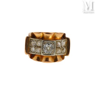 une image représentant une bague en or sertie de trois diamants